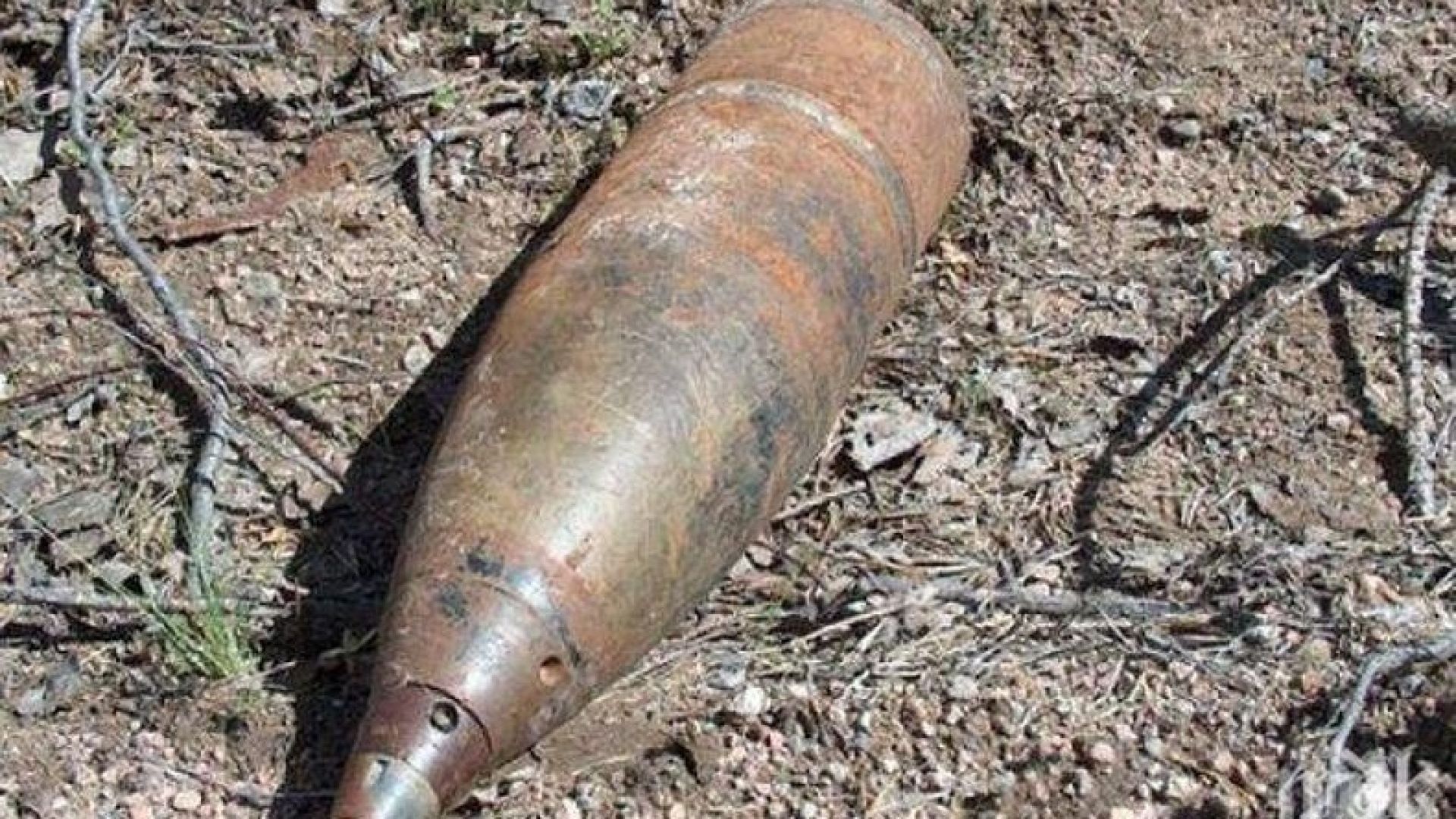Холандски гражданин лежа няколко часа върху неексплодирал снаряд, който открил