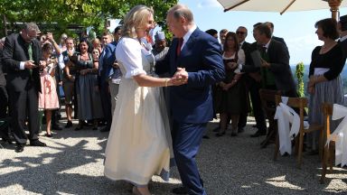 Путин доведе казашки хор на сватбата в Австрия (снимки)