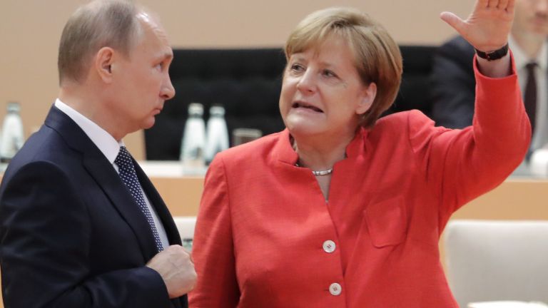 Плакат на руски поздравява Путин на път за резиденцията на Меркел