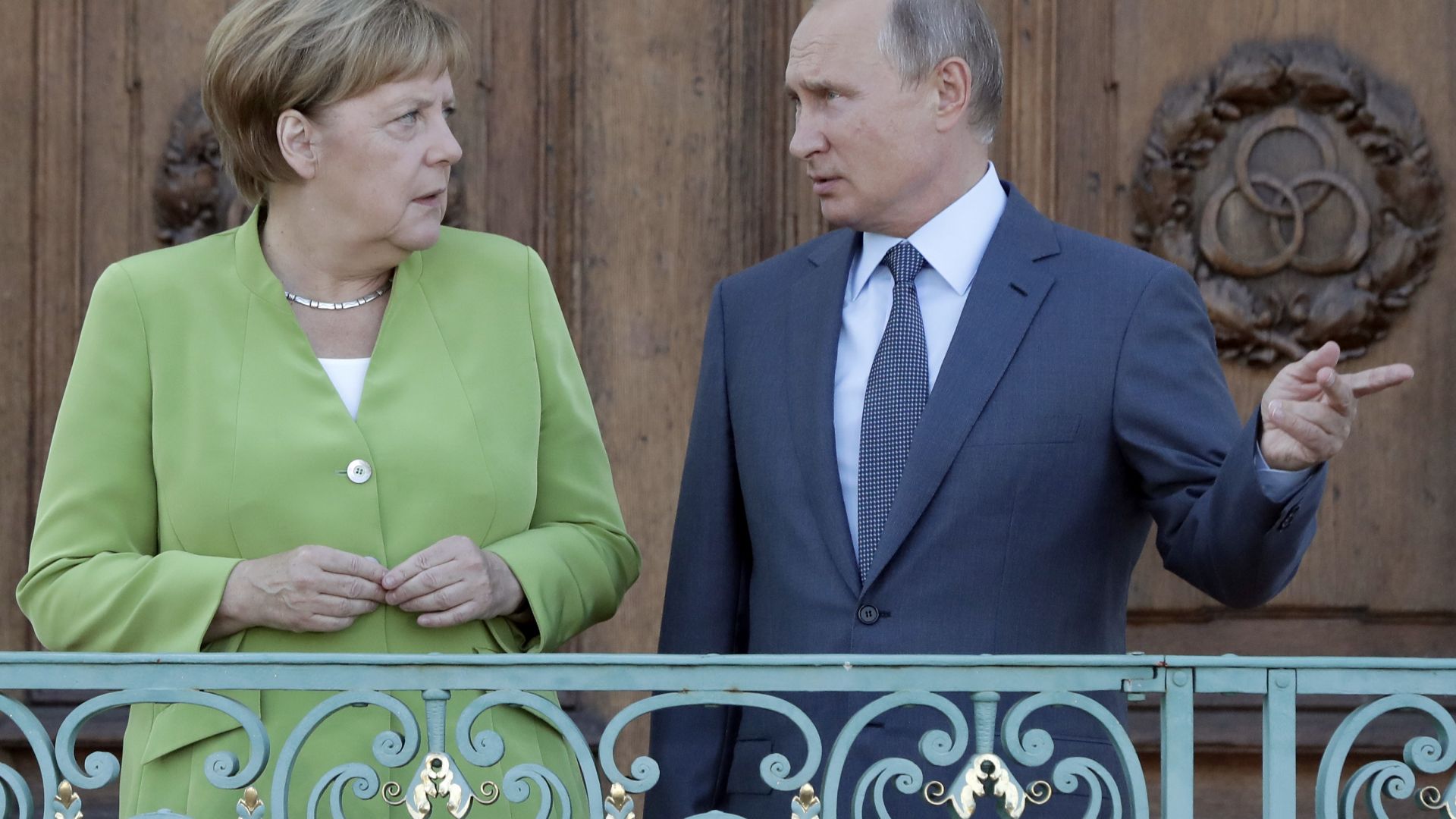 Ангела Меркел слиза от политическата сцена докато Владимир Путин остава