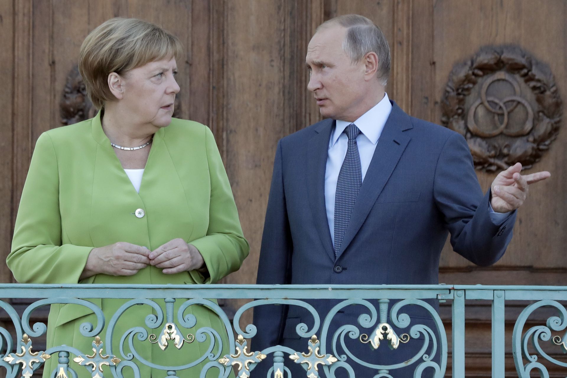 Ангела Меркел си отива заради демокрцията, Владимир Путин остава защото в Русия тя е фикция