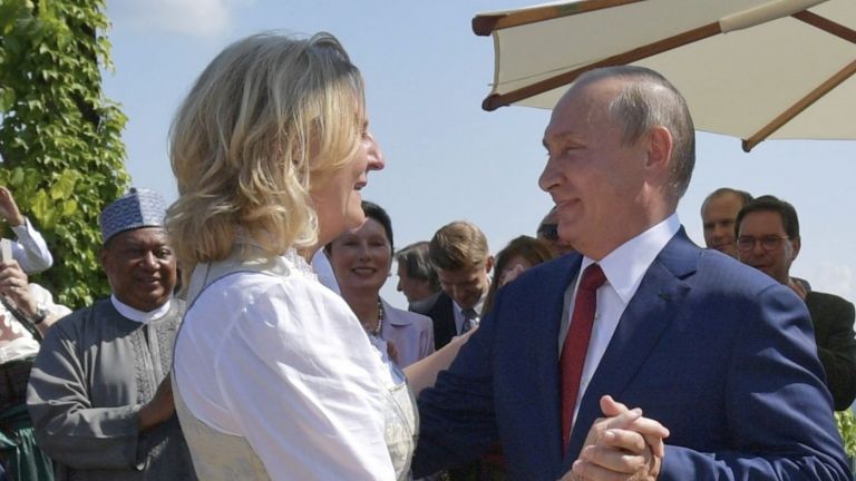 Разкриха трите сватбени подаръка на Путин в Австрия