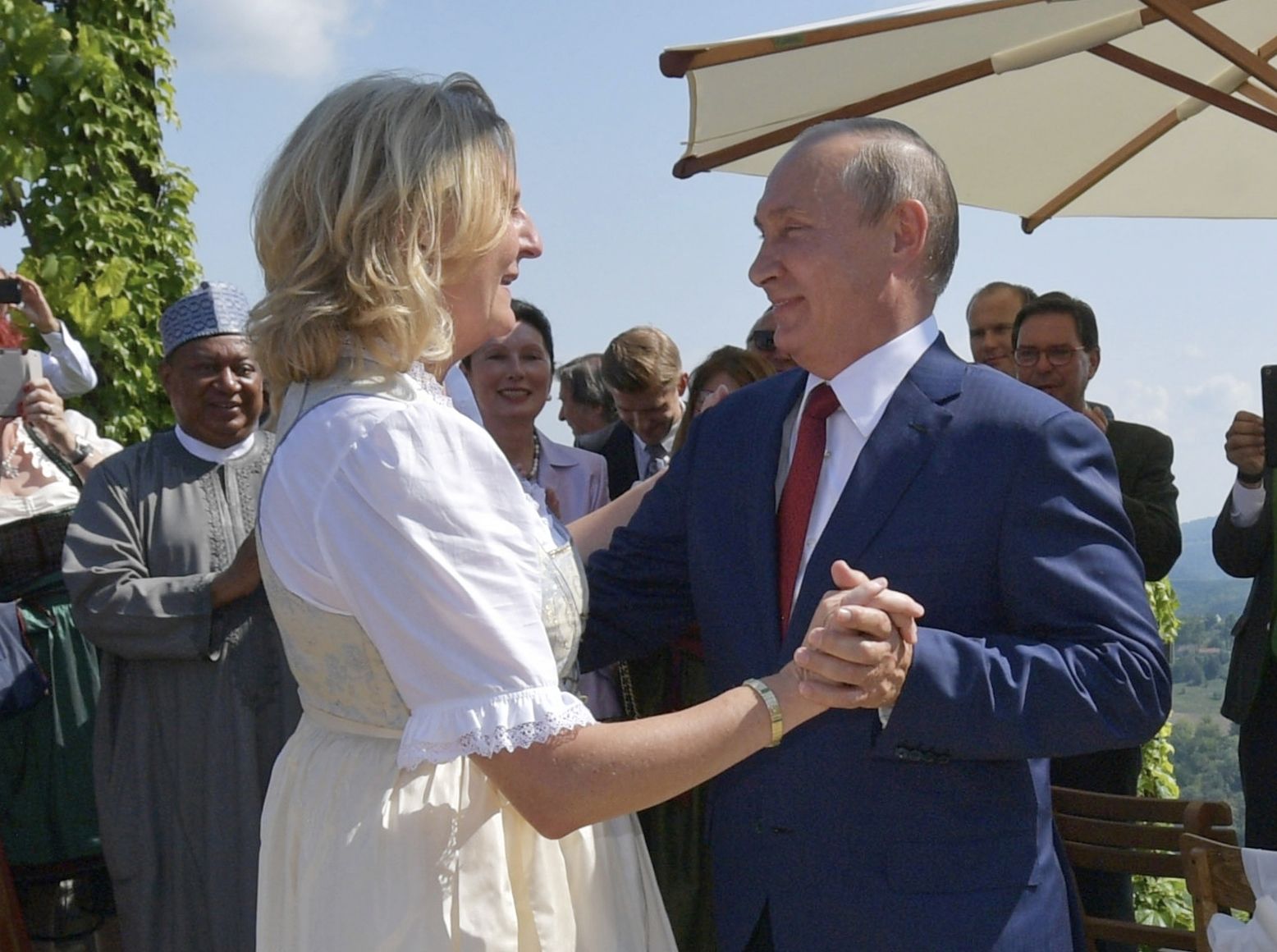 Министър Карин Кнайсъл танцува на сватбата си с Владимир Путин
