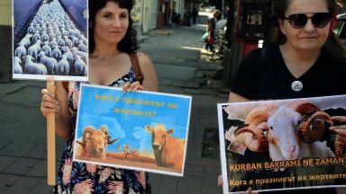 Вегани протестираха срещу коленето на животни за Курбан байрама