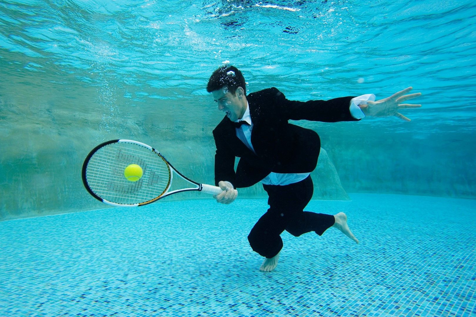 Може да играе тенис дори под вода.