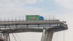 Разрушават моста Моранди в Генуа
