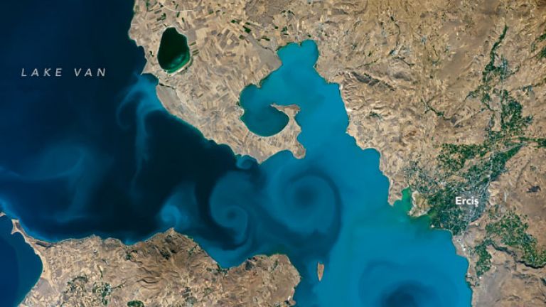 "Космическите" водовъртежи на езерото Ван