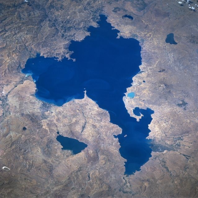Снимка от космоса на цялото езеро