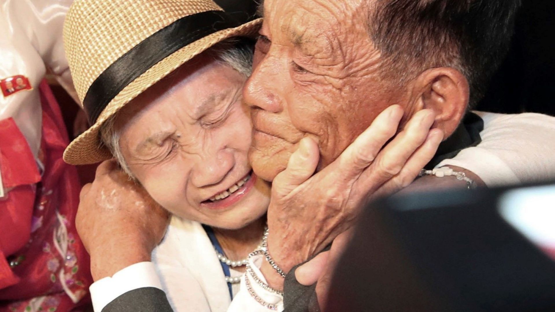 След десетки години раздяла - южнокорейци видяха роднините си в КНДР (видео)