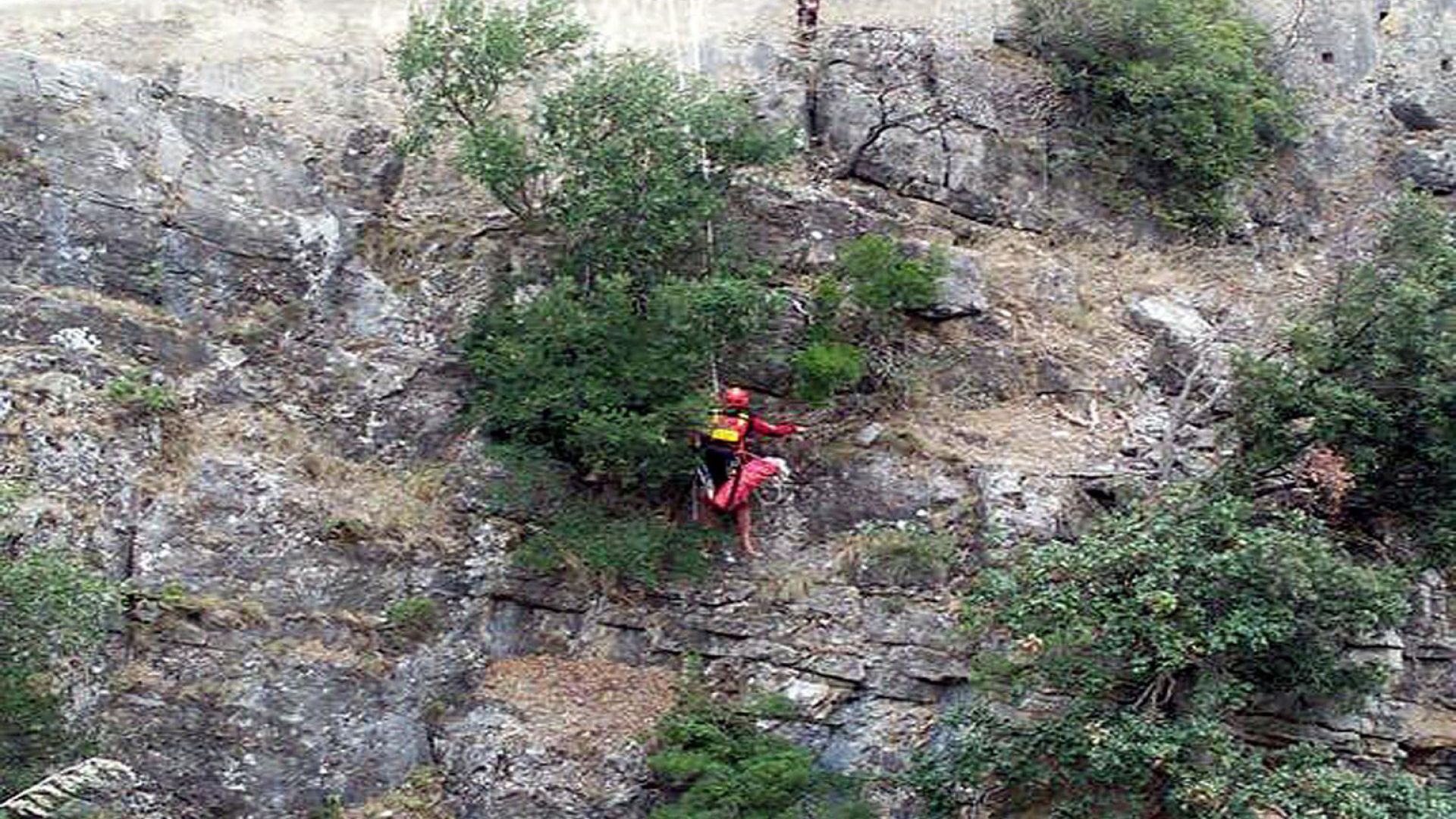 Жена е пострадала тежко в района на хижа Скакавица съобщиха