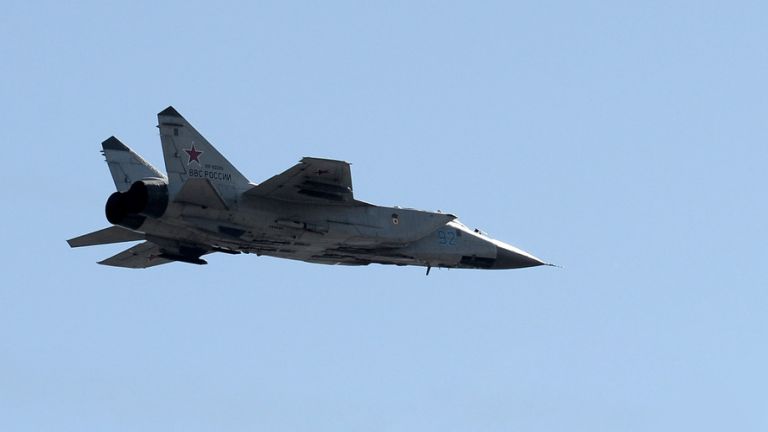 Руски изтребител МиГ-31 бе вдигнат във въздуха днес заради приближаването