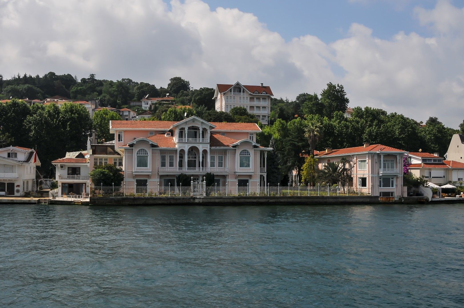 Лирата направи имотите в Турция достъпни, но и рискови