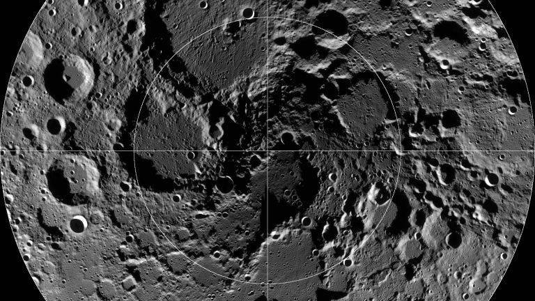 Най-големият кратер на Луната крие огромна аномалия