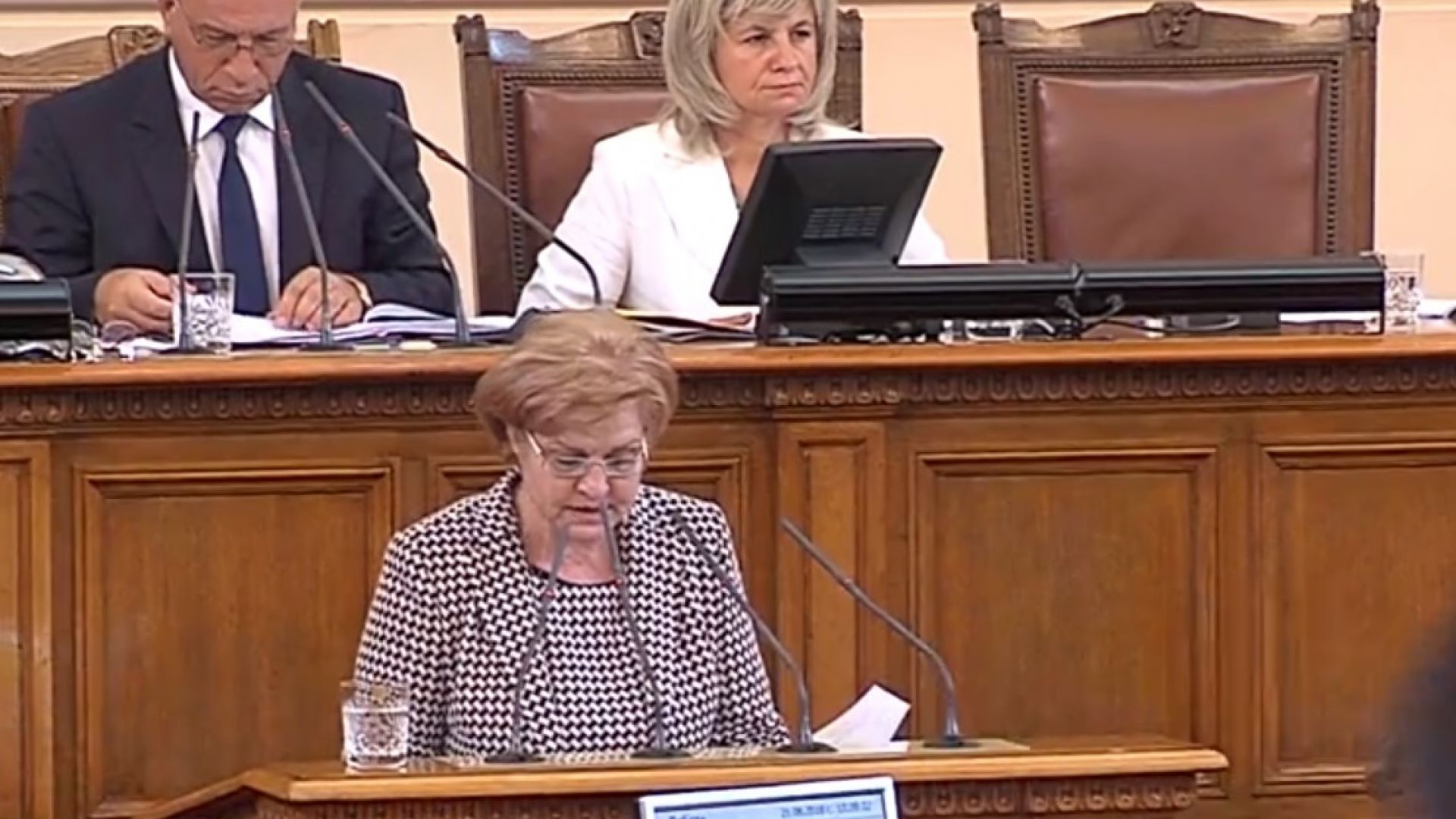 Менда Стоянова: Данъците ще се повишават, но не като ставка, а като обем
