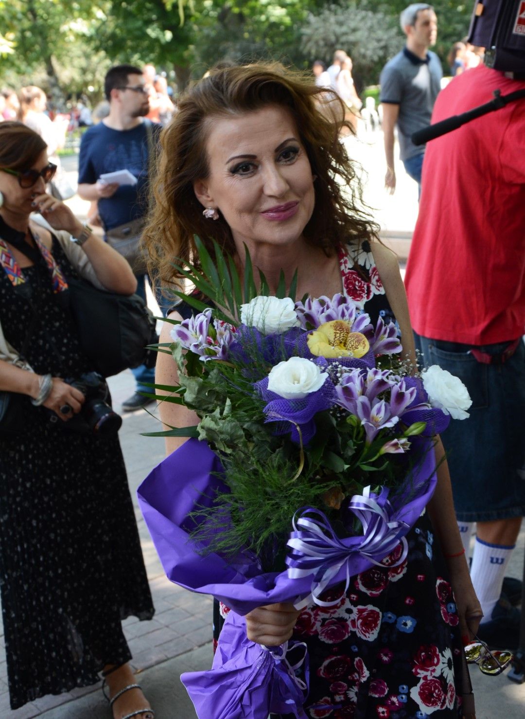Фен поднесе цветя на Илиана Раева