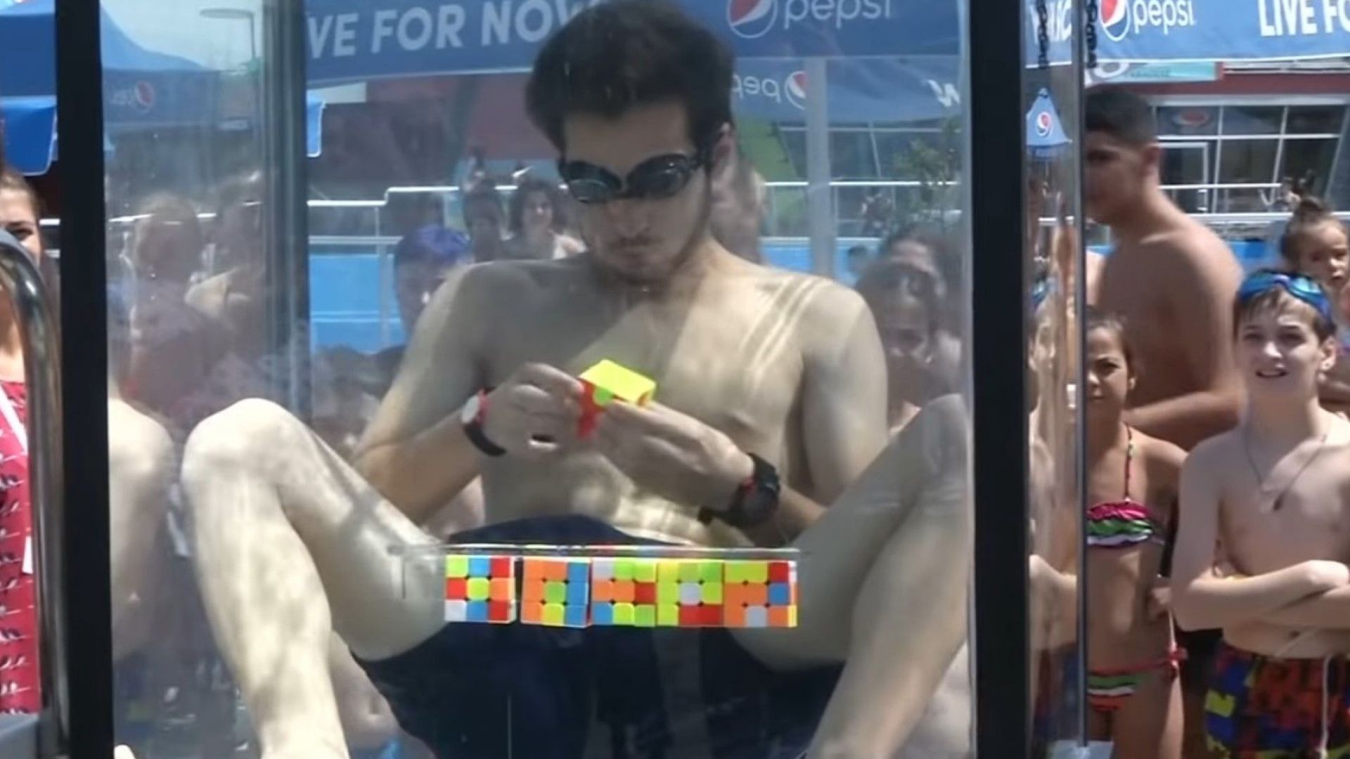 Тийнейджър с рекорд - подреди 6 кубчета на Рубик под вода