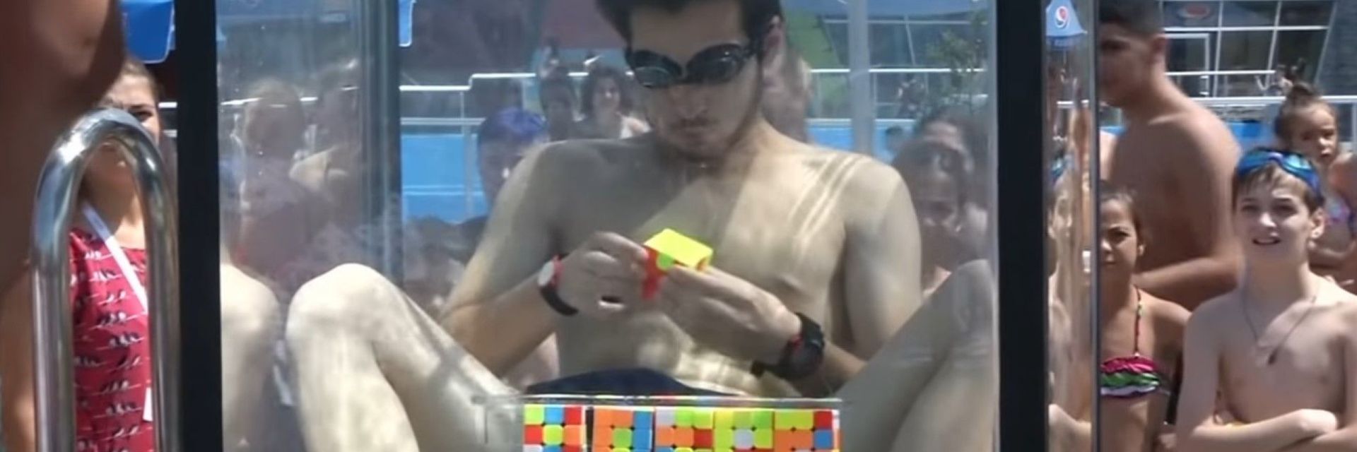 Тийнейджър с рекорд - подреди 6 кубчета на Рубик под вода