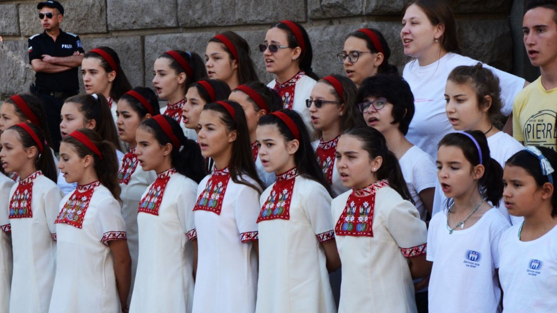 Детският хор на БНР протестира пред МС, Борисов се зае с казуса