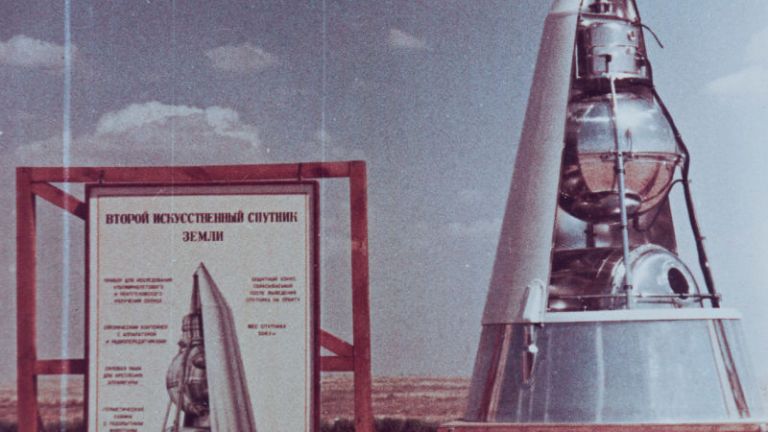 Два спутника. Второй Спутник земли СССР. Спутник 2. Спутник-2 искусственный Спутник. Второй искусственный Спутник земли.