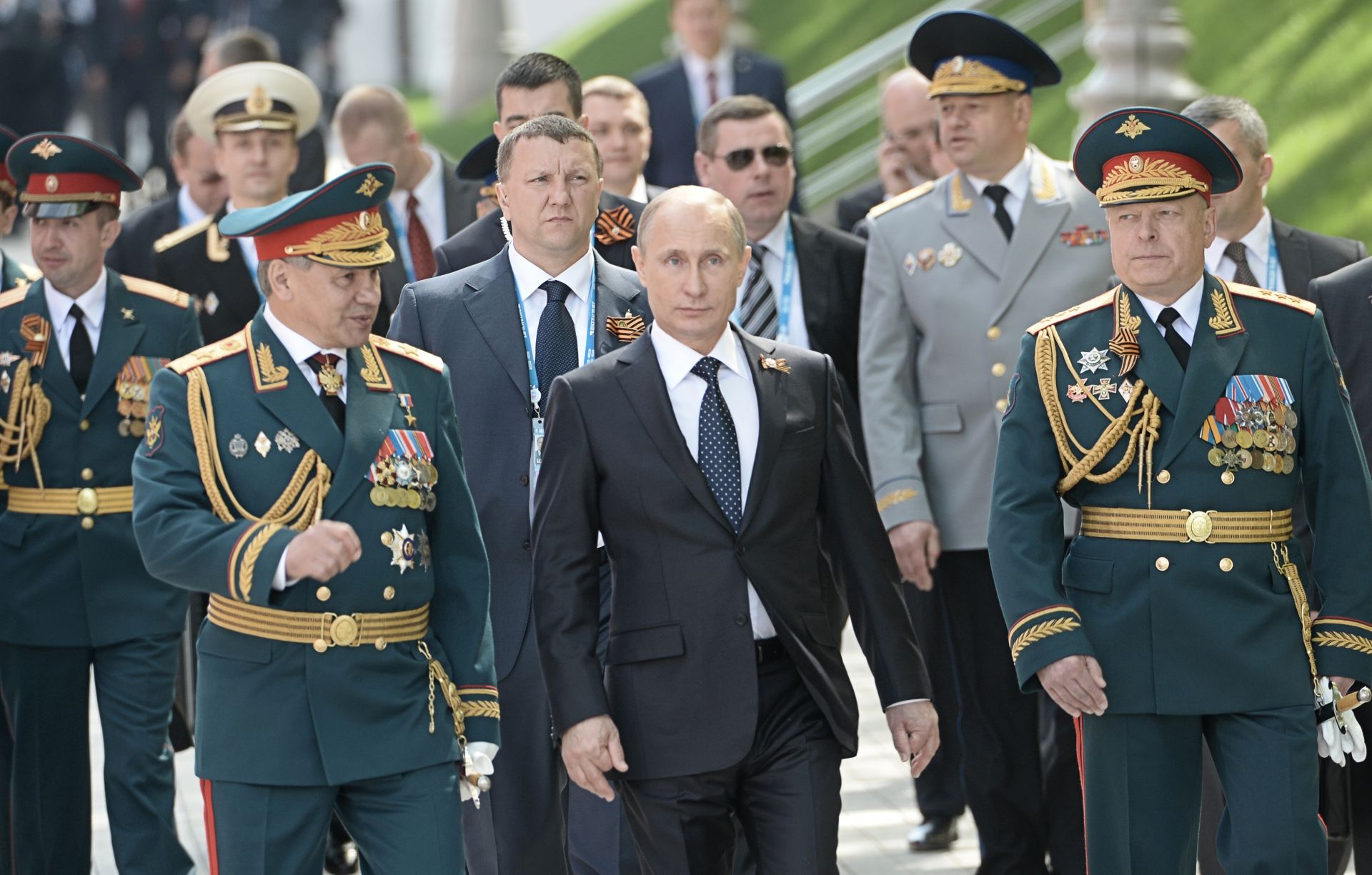 Министърът на отбраната на Русия Сергей Шойгу (вляво) с президента Владимир Путин