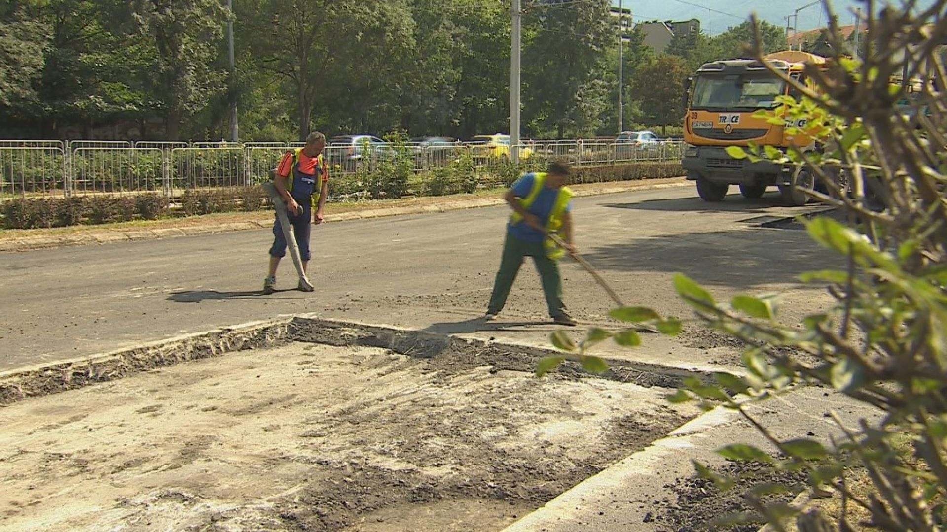 Кърпят новия асфалт на столичния булевард "България"