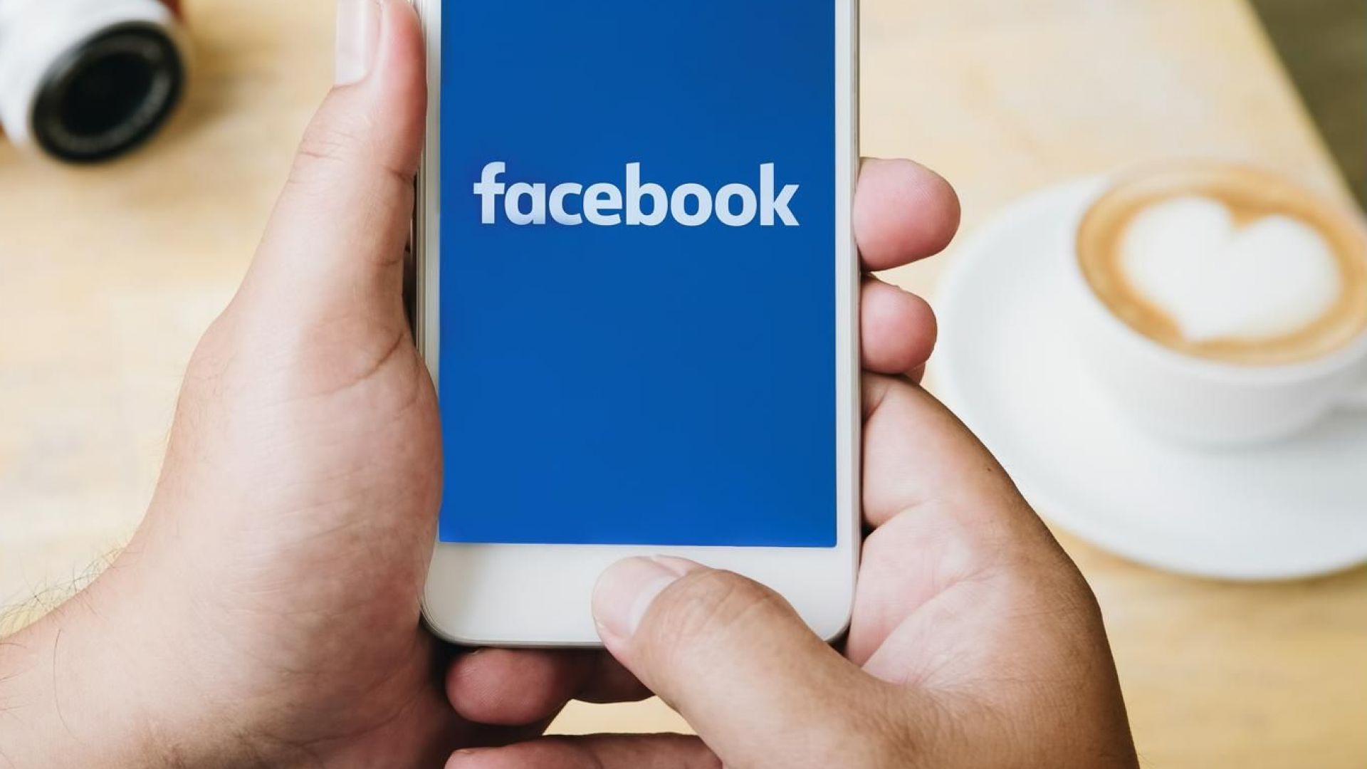 Британските регулаторни власти наложиха на социалната мрежа Фейсбук глоба от