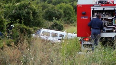 Малък самолет падна край Шумен, двамата мъже в него оцеляха
