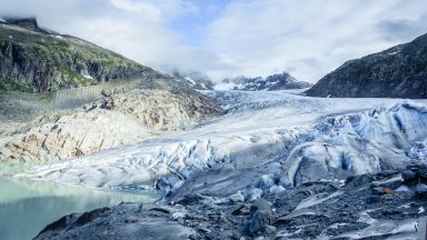 Пазят швейцарски ледник с платнища (видео)
