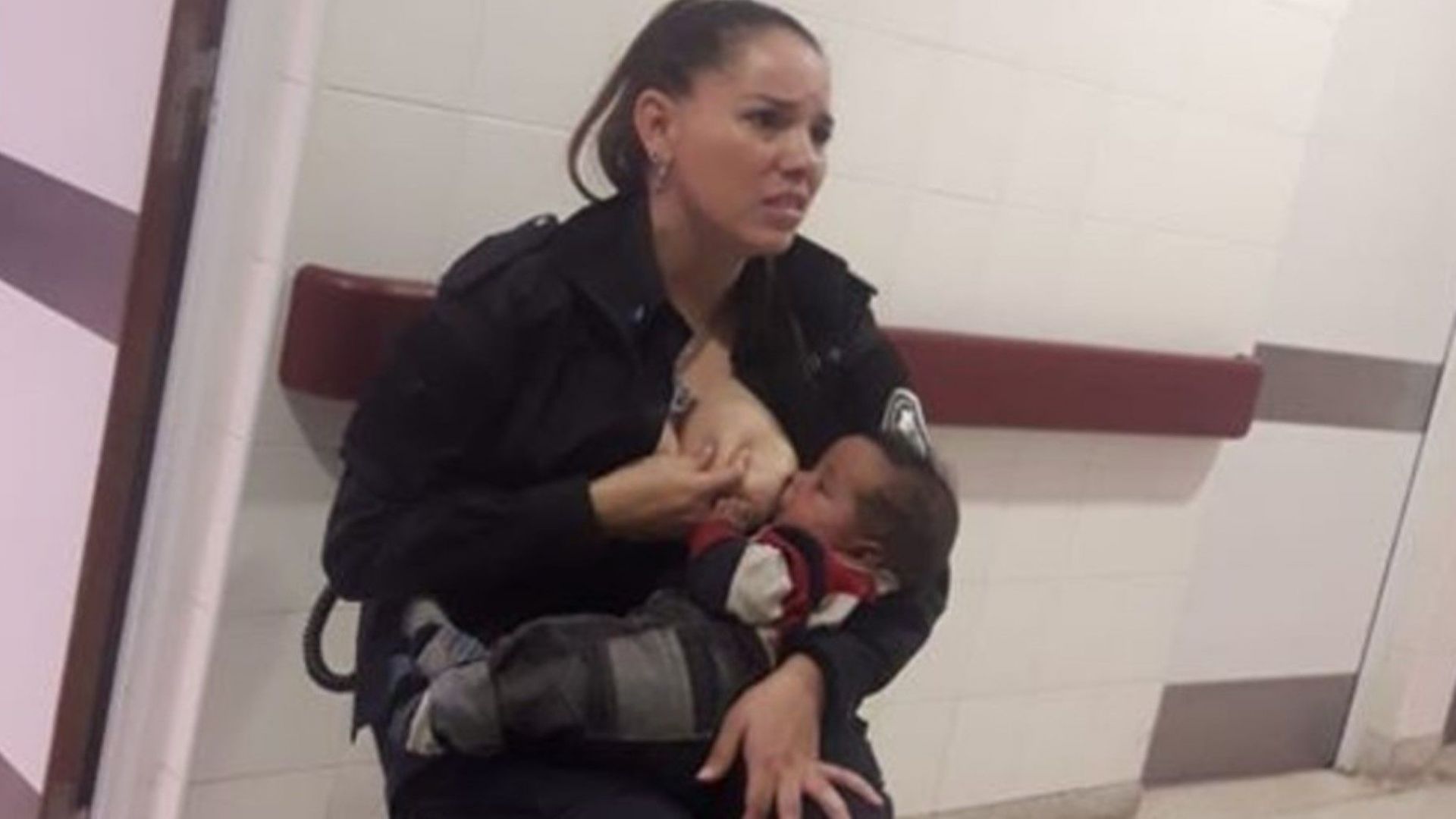 Аржентинска полицайка накърми бебе, отделено от майка му 