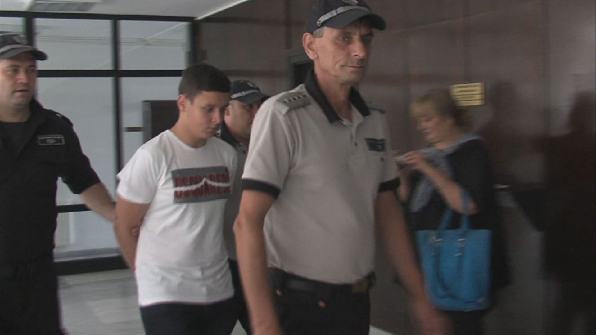 Шофьорът, помел младежи в Петрич, остава в ареста