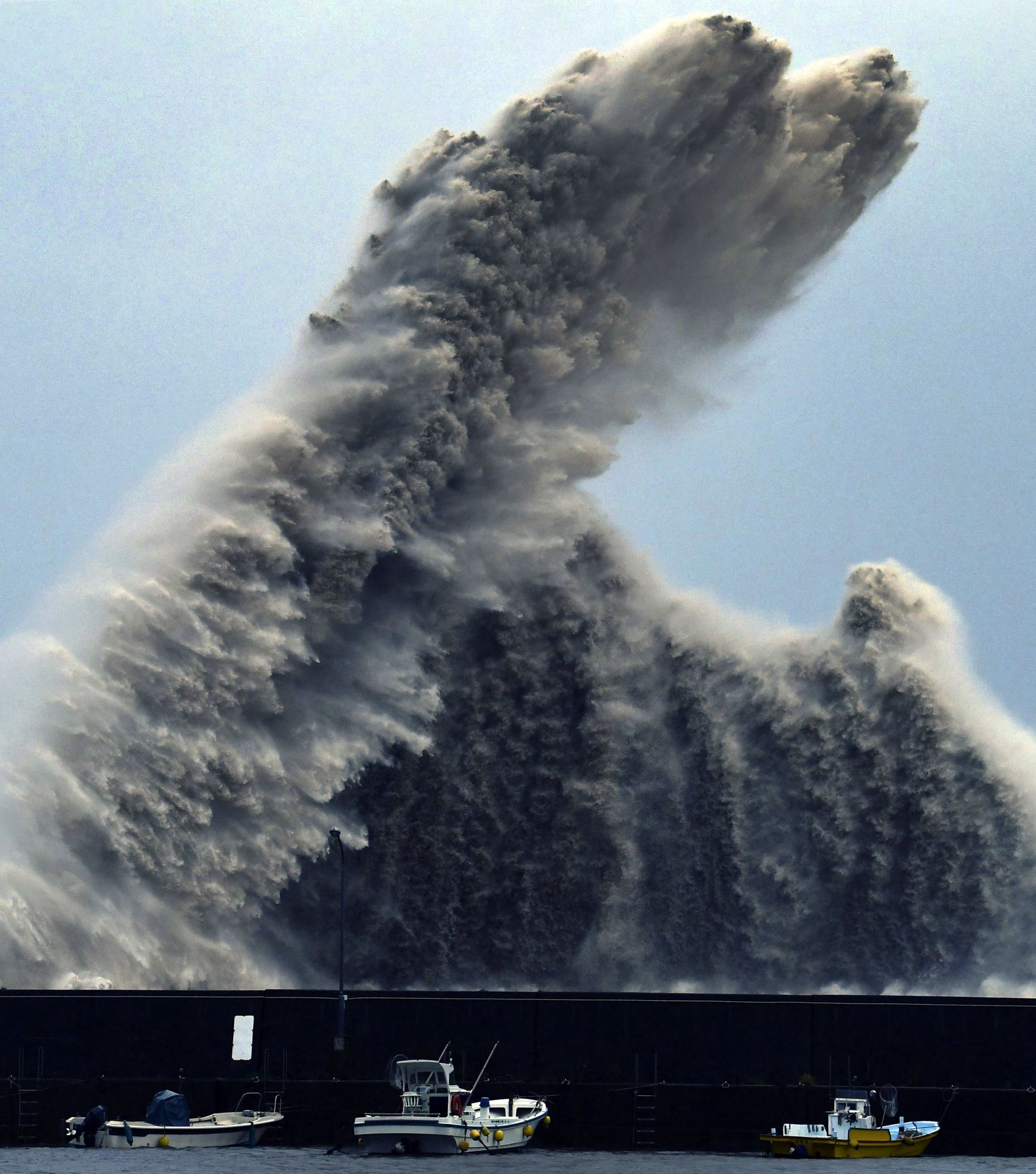 Висока вълна предизвикана от тайфуна Симарон в Западна Япония