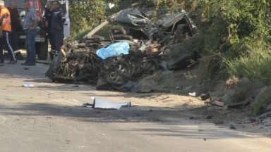 Шофьор загина след удар в камион с прасета и микробус (снимки)