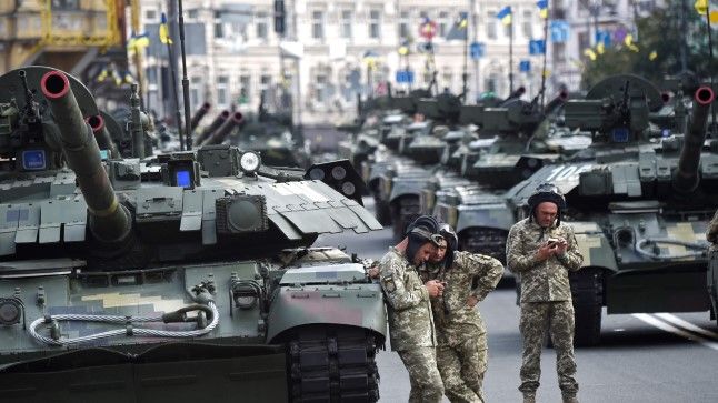 Танкисти на военния парад в киев