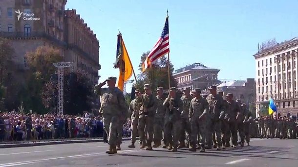 Американци на парада в Киев