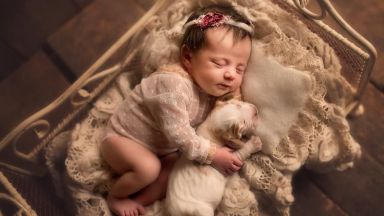 Нежни прегръдки на новородени и домашни любимци в снимките на фотограф от Лондон