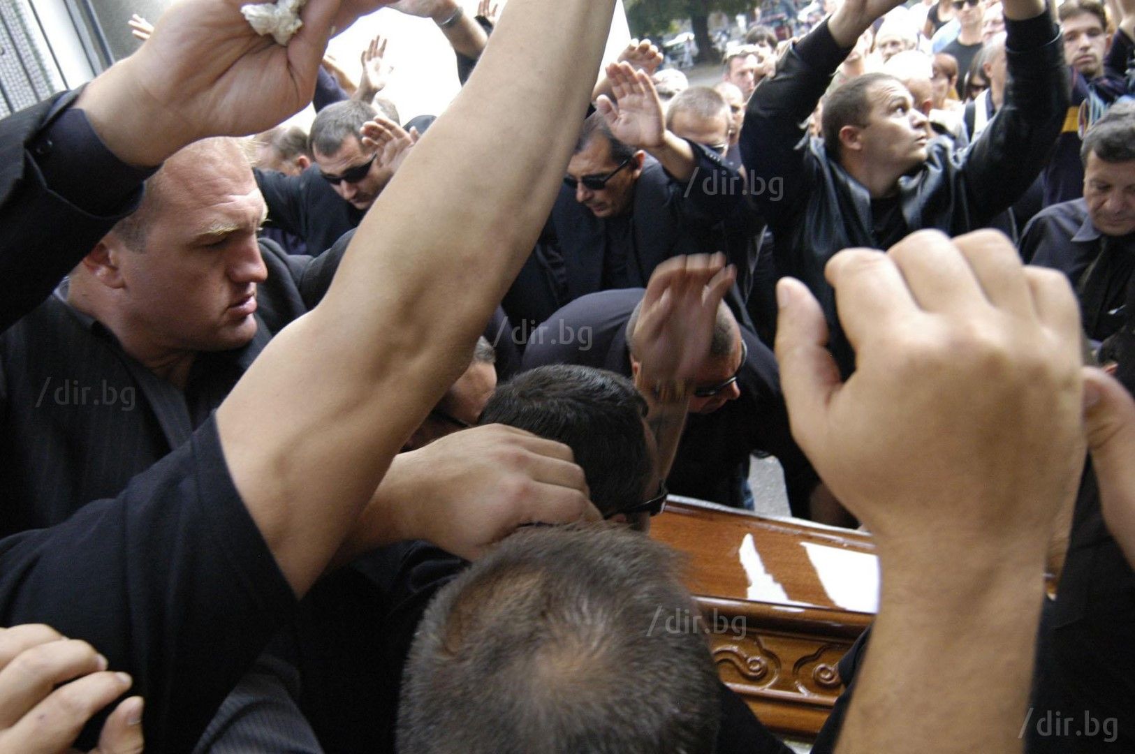 Погребението. Дебеловрати момчета изнасят ковчега на покойния бос от столичната църква “Св. Георги”. 