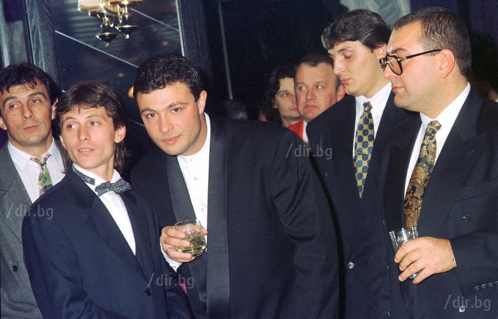  Георги Илиев и Николай Цветин (вляво от него) на купона по случай първия рожден ден на ВИС. Крайният вдясно е Филип Найденов-Фатик, който беше един от балансьорите на групировките. 