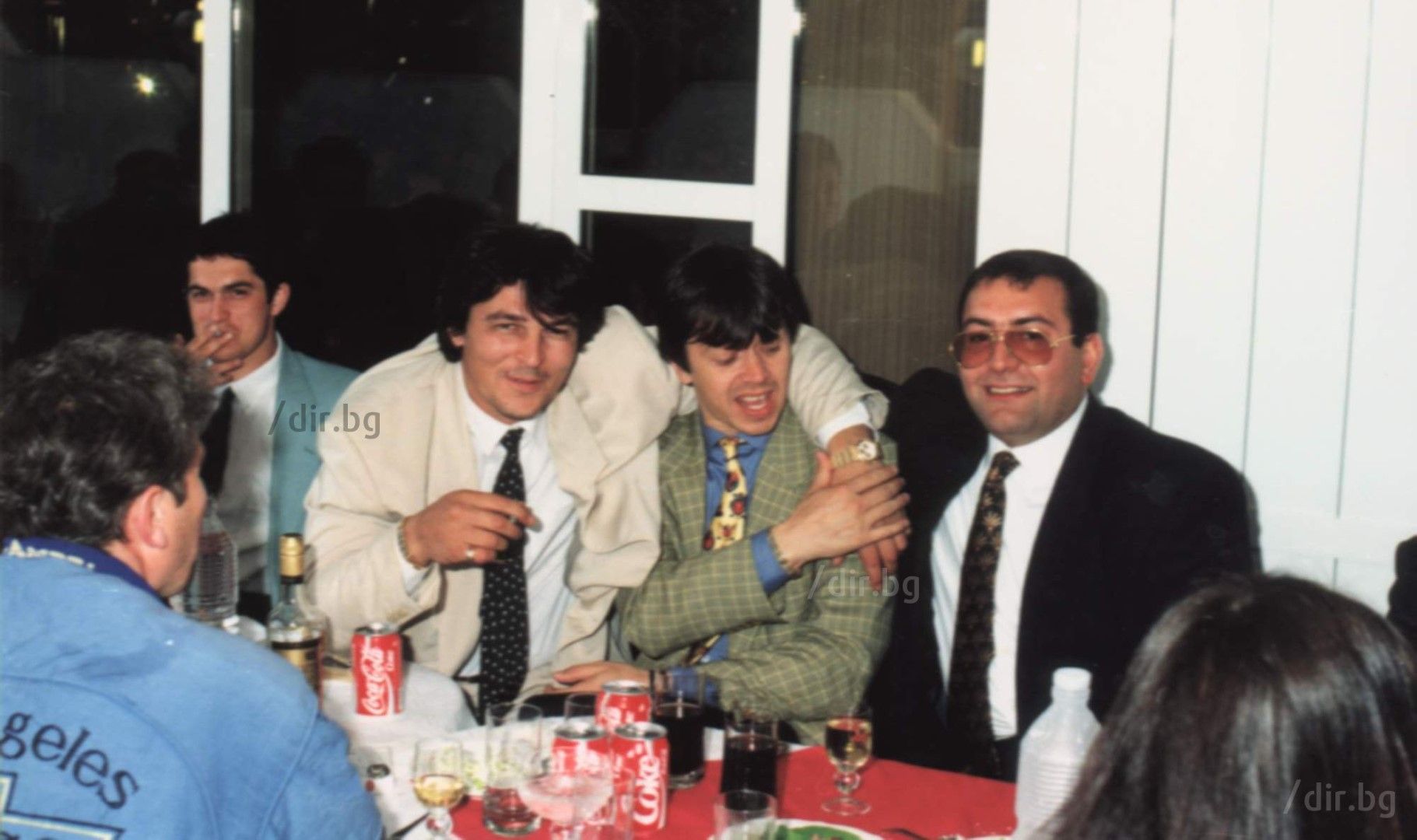  Боян Петракиев-Барона, Румен Гайтански-Вълка и Филип Найденов-Фатик (от ляво на дясно) на сватбата на Георги и Мая. Един от най-запомнящите се моменти от тържеството е, когато Фатик вади револвер и стреля в ръката си. 