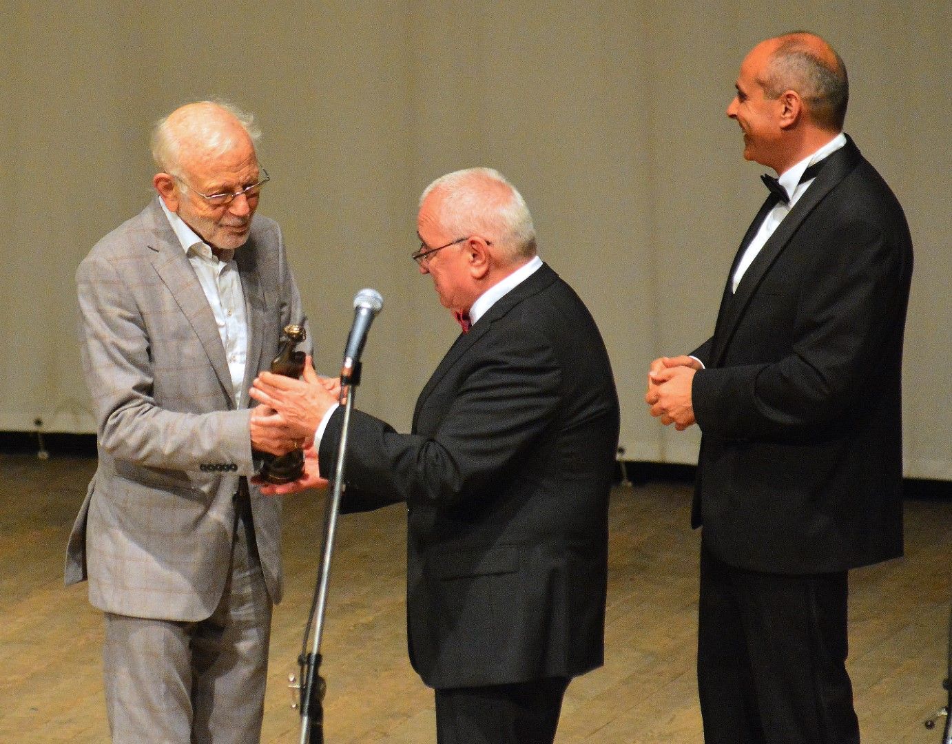 Ицко Финци с наградата за цялостен принос към българското кино