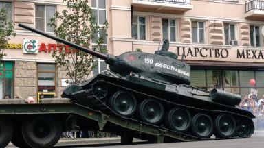  Танк Т-34 се преобърна на парад