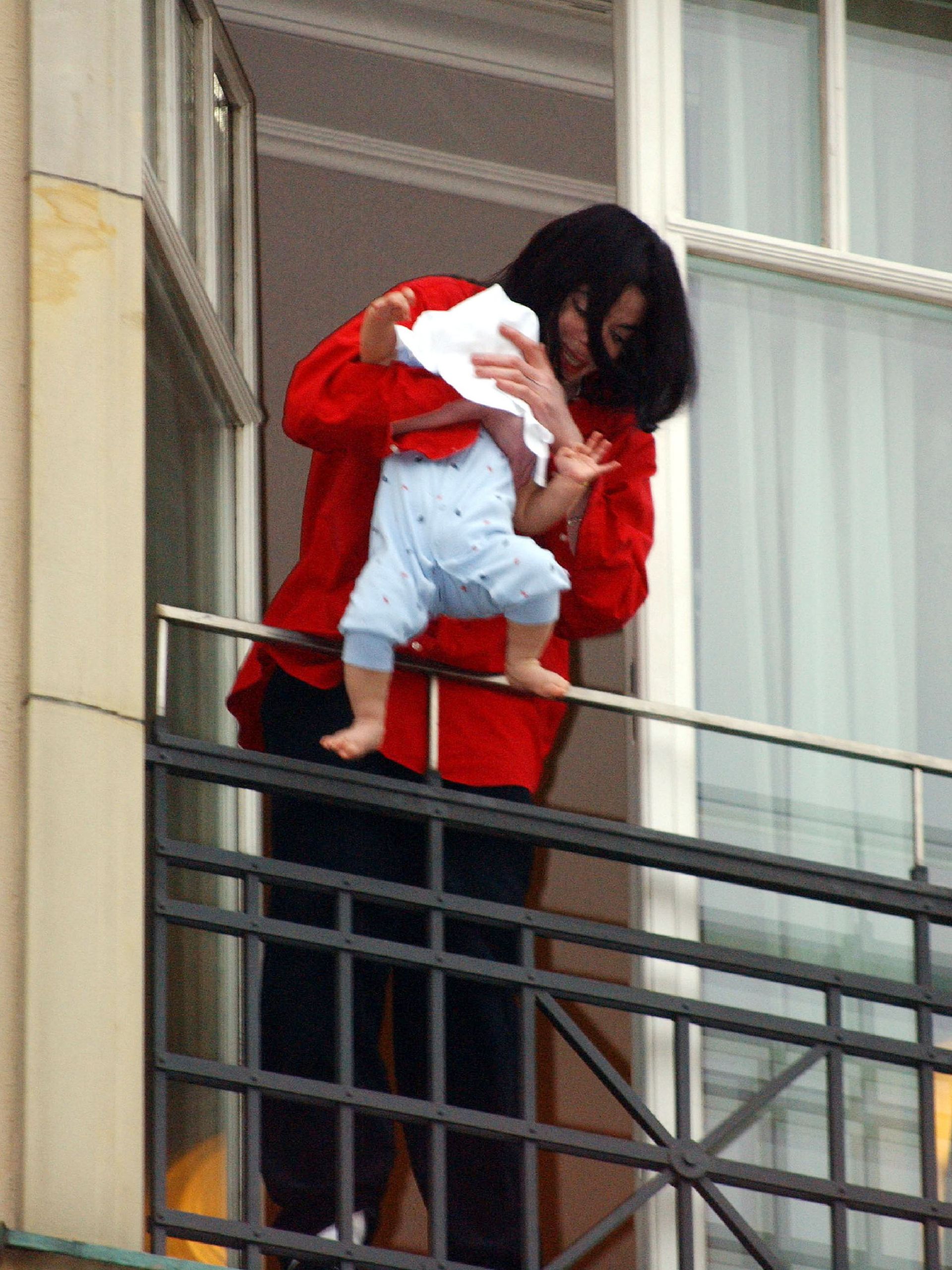 Майкъл предизвика скандал, показвайки сина си Принс Джексън II - Бланкет, през парапета на балкон