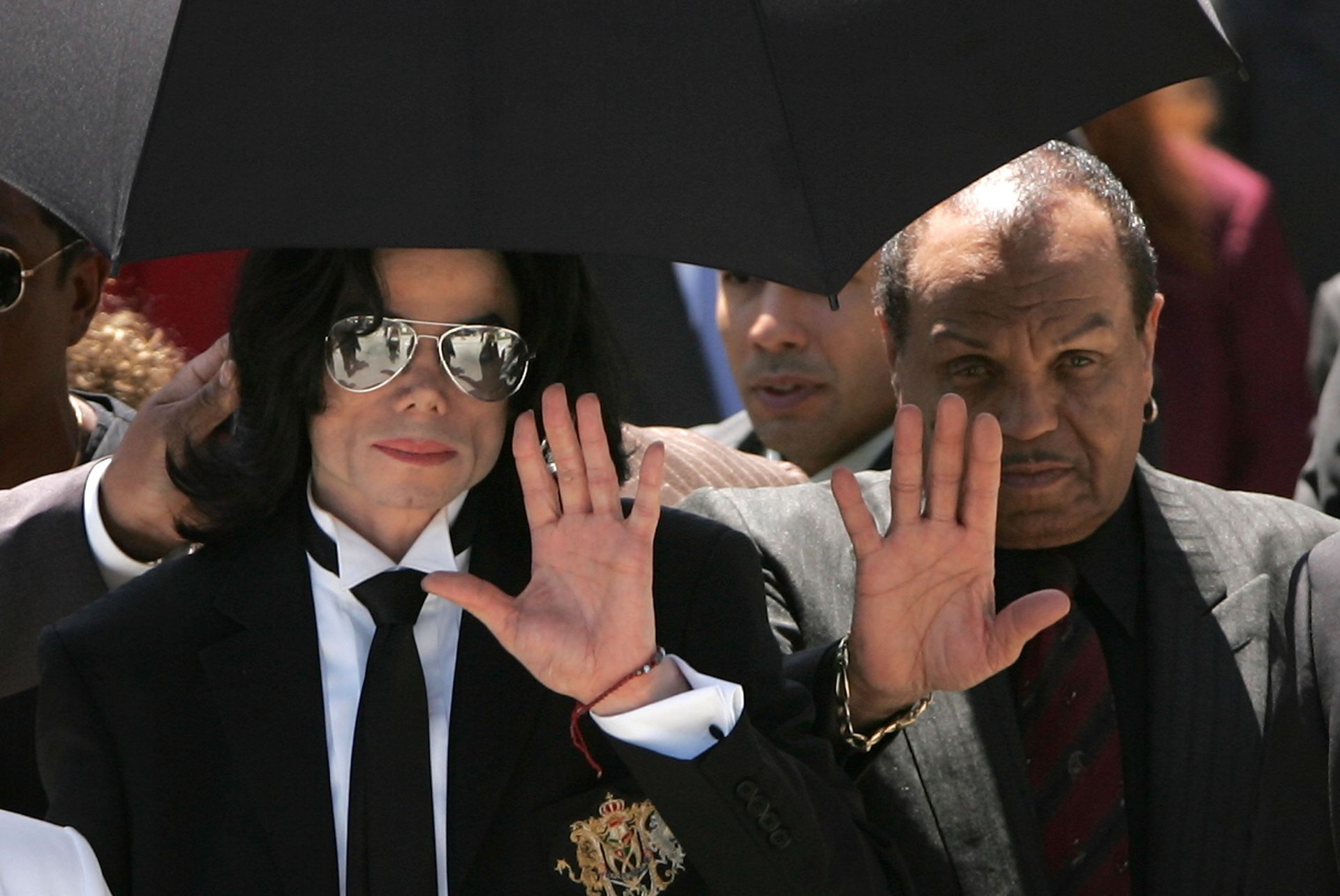 Майкъл и Джо Джексън по време на процеса през 2005 г.