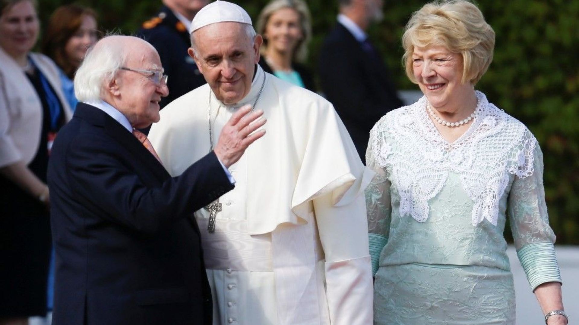 Папата пристигна в Ирландия, очаква го масов бойкот (снимки)