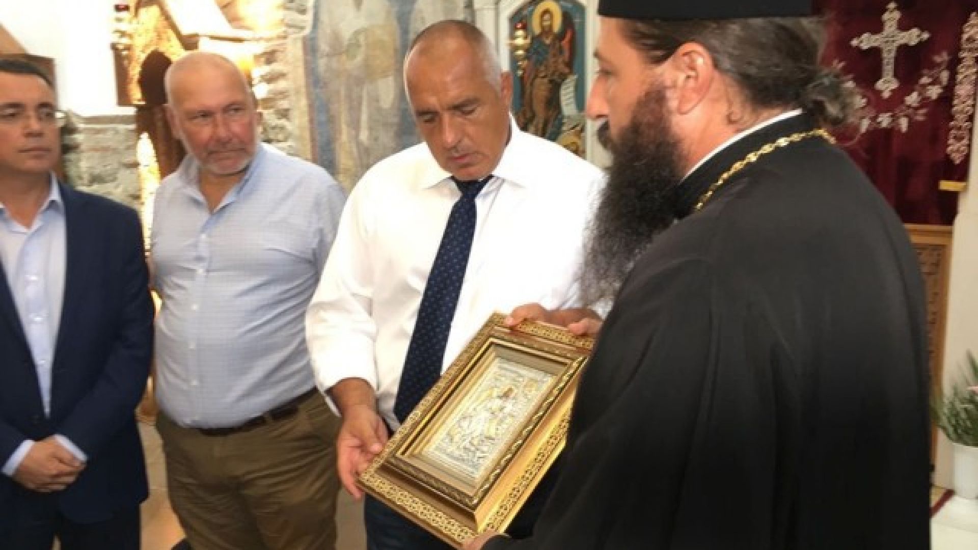 Премиерът инспектира ремонт на манастир край Кърджали, дариха го с икона