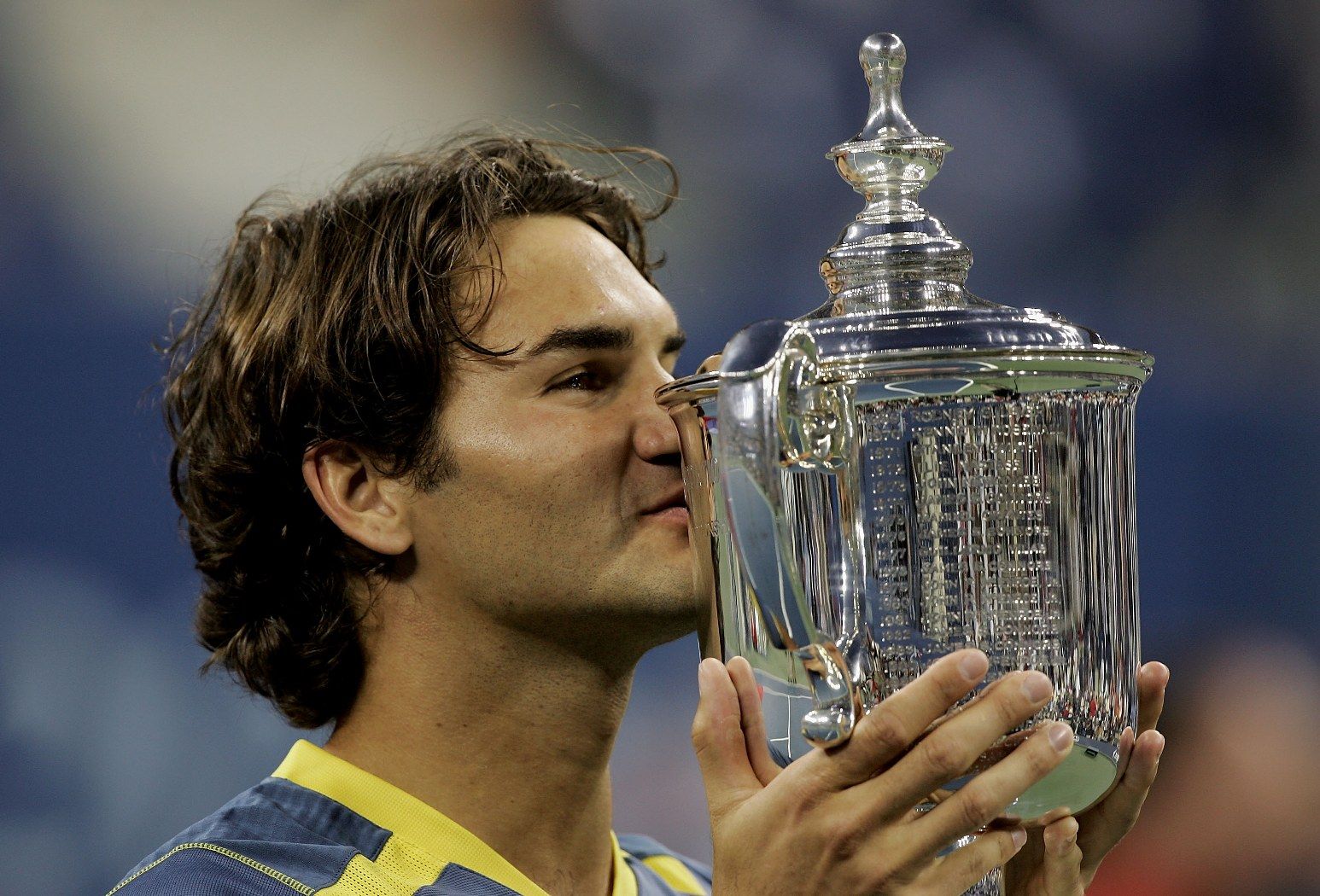 Само 12 месеца по-късно Федерер отново бе шампион. Този път детронира Андре Агаси в решителния мач.