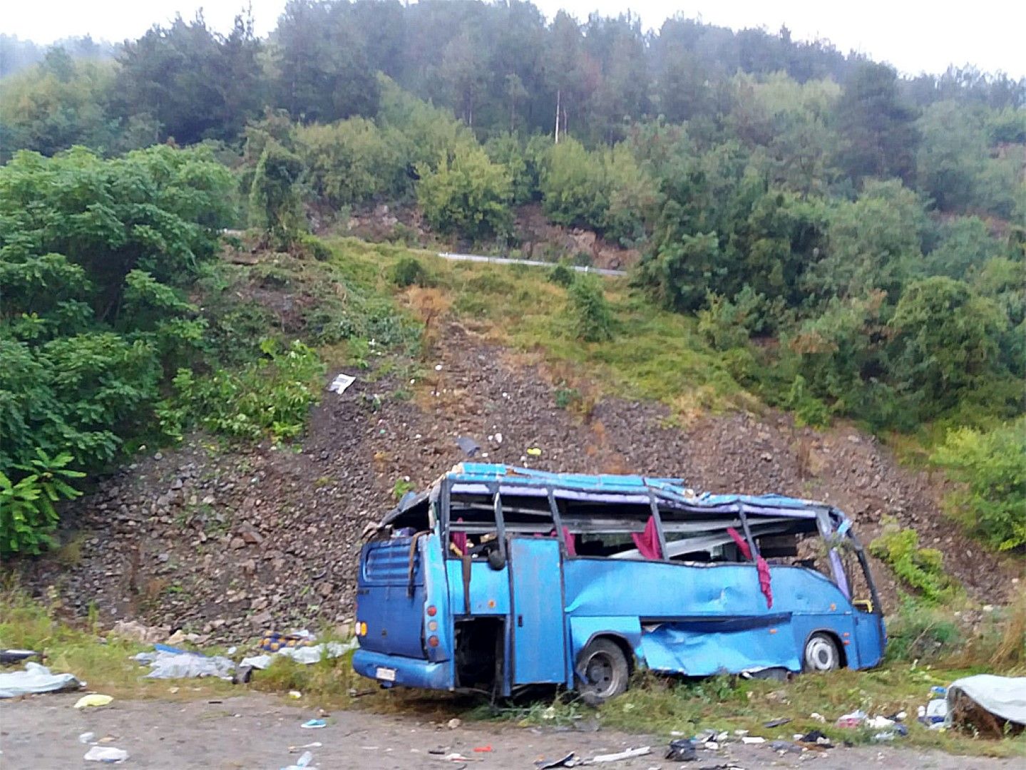 В автобуса, който падна в пропаст край Своге, загинаха 17 души. Пътниците са били без колани