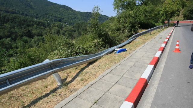 Заради взимането на проби от асфалта на място, се ограничава движението на път II-16 София - Мездра и в двете посоки