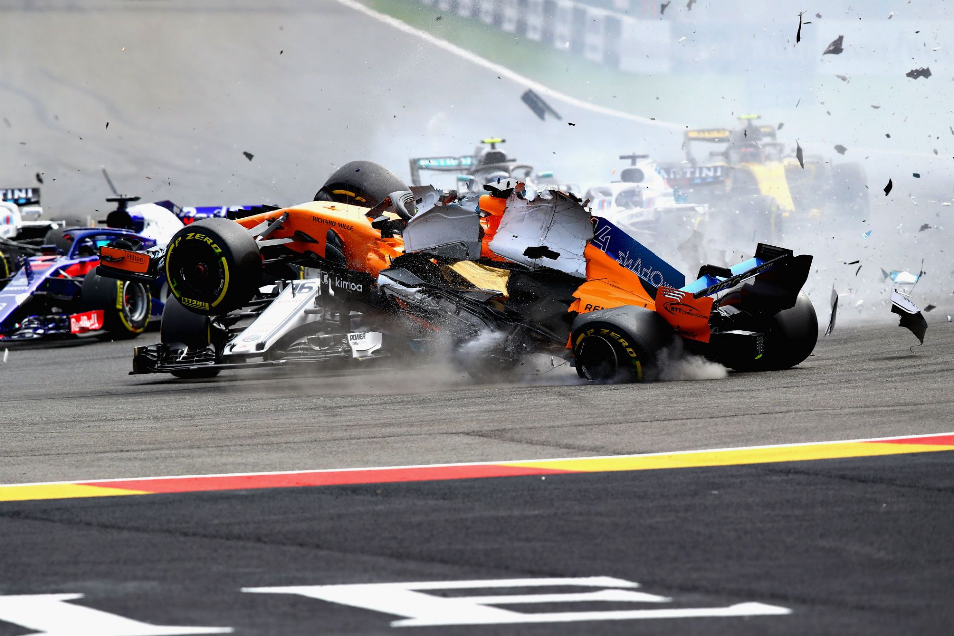 Ужасяващата катастрофа на Фернандо Алонсо и Шарл Леклер във Формула 1