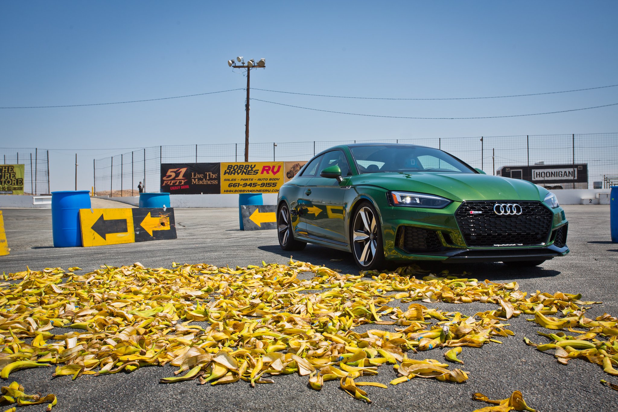 Audi RS5 Quattro срещу стотици банани (видео)
