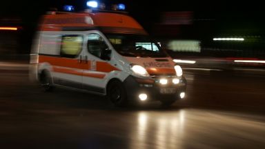 Автомобил блъсна 19-годишен младеж на пешеходна пътека в Своге